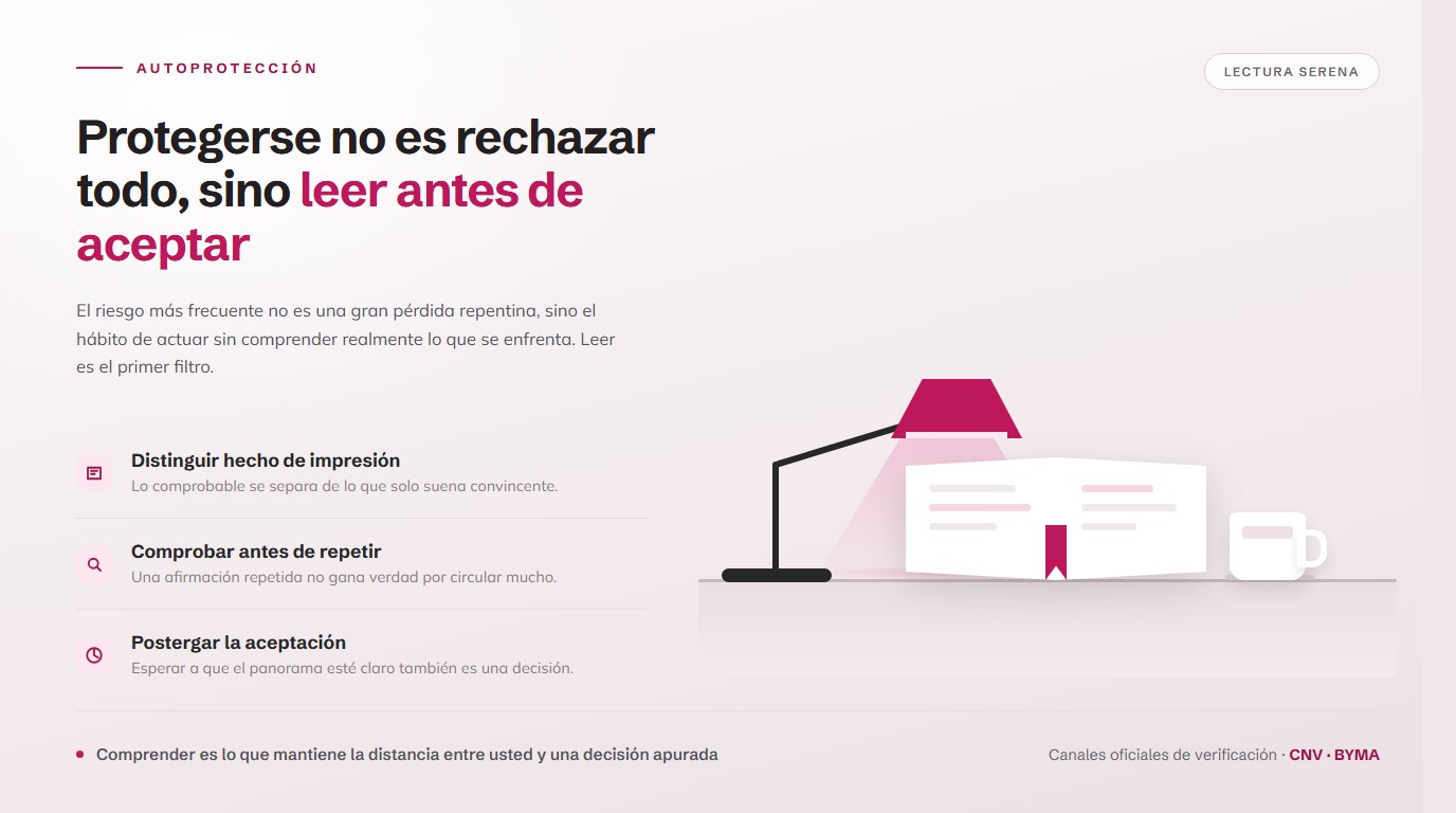 Escritorio de trabajo ordenado con un libro abierto bajo la luz de una lámpara de lectura